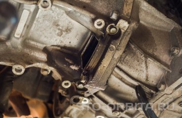 Течь масла между двигателем и коробкой КИА Рио (подробные фото)